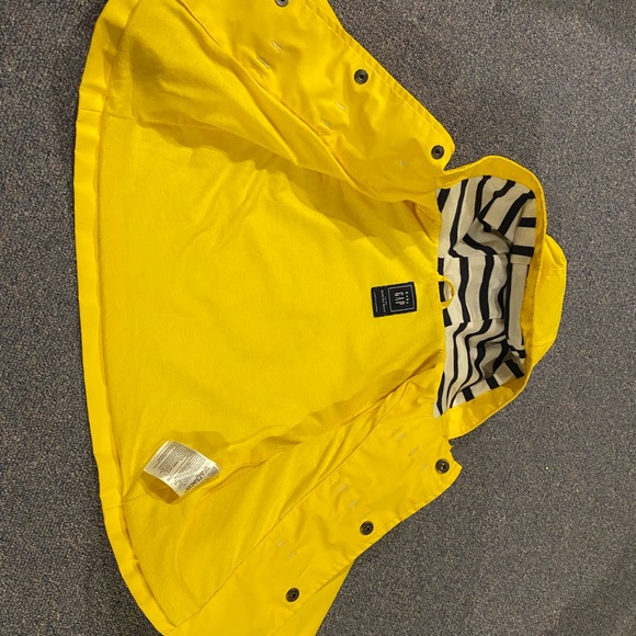 Baby gap yellow rain jacket 12-18 months toggles - Picture 3 of 4